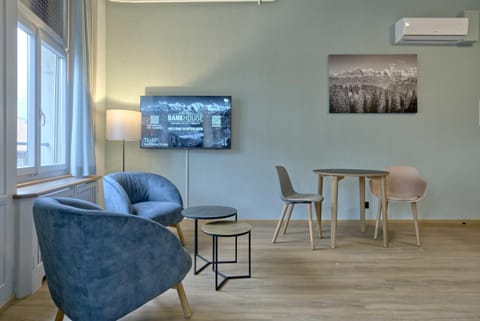 TV and multimedia, Seating area, Dining area