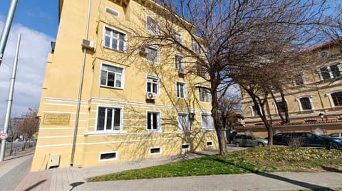 HeBrOs Park Apartment Next to Kapana 2BR Apartment in Plovdiv