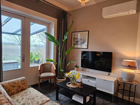 Living room, Photo of the whole room, Seating area, Bedroom, air conditioner