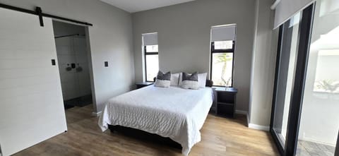 Seaside Retreat in Langebaan with Hot Tub and BBQ House in Western Cape