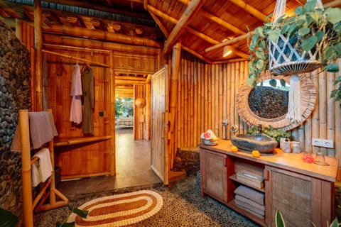 Luxury Nyan Bamboo House Sidemen Villa in Selat