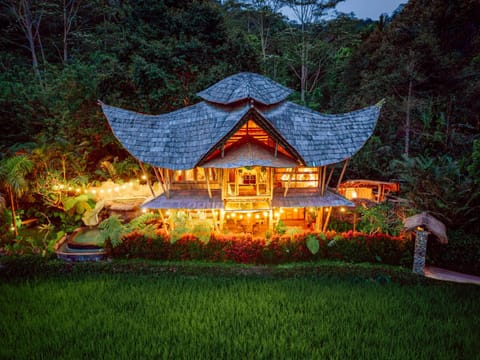 Luxury Nyan Bamboo House Sidemen Villa in Selat