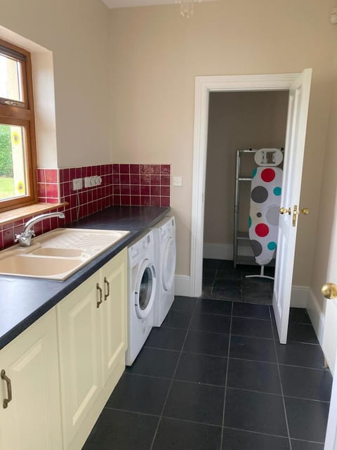 Kitchen or kitchenette, heating, washing machine, dryer