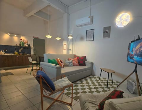 TV and multimedia, Living room, Seating area, air conditioner