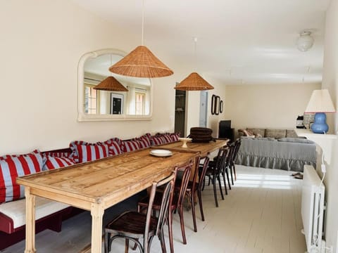 TV and multimedia, Living room, Seating area, Dining area