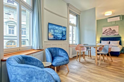 TV and multimedia, Living room, Seating area, Dining area