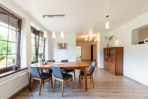 Seating area, Dining area