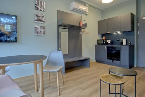 TV and multimedia, Kitchen or kitchenette, Dining area, microwave