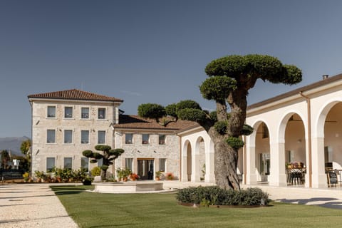 Property building, Restaurant/places to eat, Spring, Day, Garden, Garden view, Landmark view