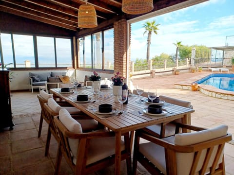 Food and drinks, Seating area, Pool view
