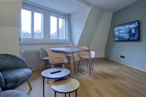 TV and multimedia, Living room, Seating area, Dining area