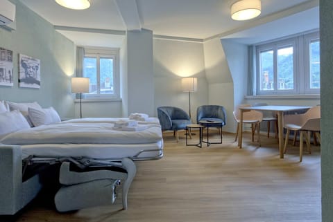 TV and multimedia, Living room, Seating area, Dining area