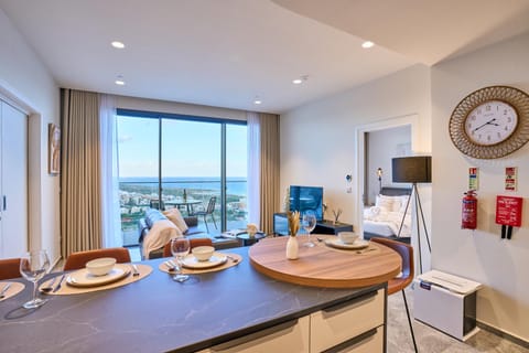 TV and multimedia, Kitchen or kitchenette, Living room, Seating area, Dining area