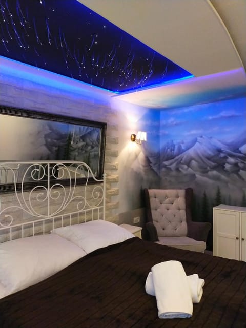 Bed, Seating area, Bedroom