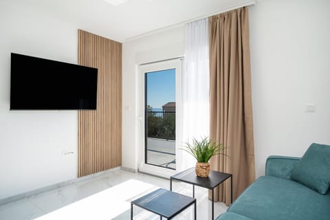 TV and multimedia, Living room, Seating area, Evening entertainment