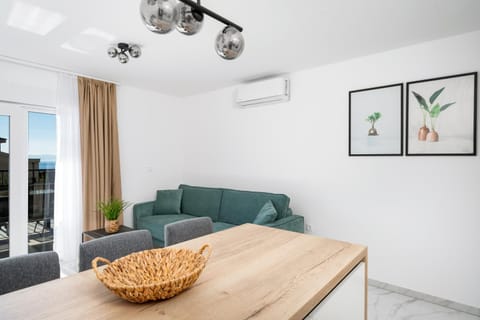 TV and multimedia, Living room, Seating area, air conditioner