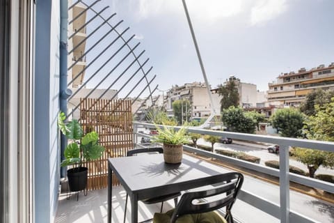 View (from property/room), Balcony/Terrace, Seating area, Dining area, City view, Street view