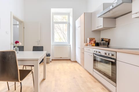 Kitchen or kitchenette, Dining area, oven, stove
