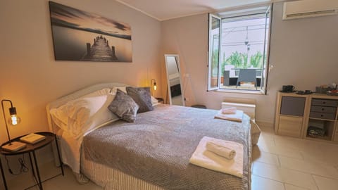 Bed, Bedroom, towels, air conditioner