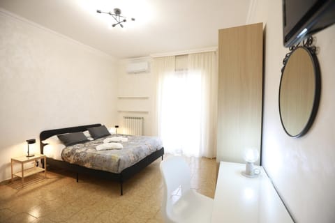 Bed, TV and multimedia, Bedroom, wardrobe