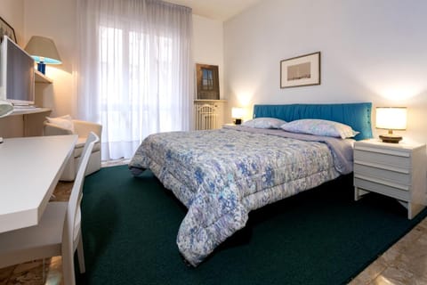 Bed, TV and multimedia, Decorative detail, Seating area, Bedroom