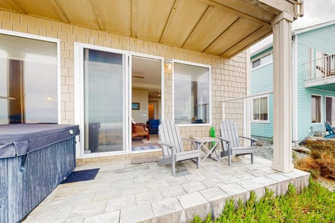 Waves & Wonder House in Gold Beach