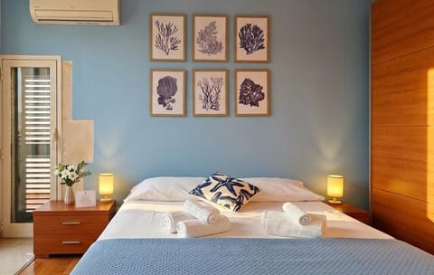Bed, Photo of the whole room, Bedroom, towels, air conditioner