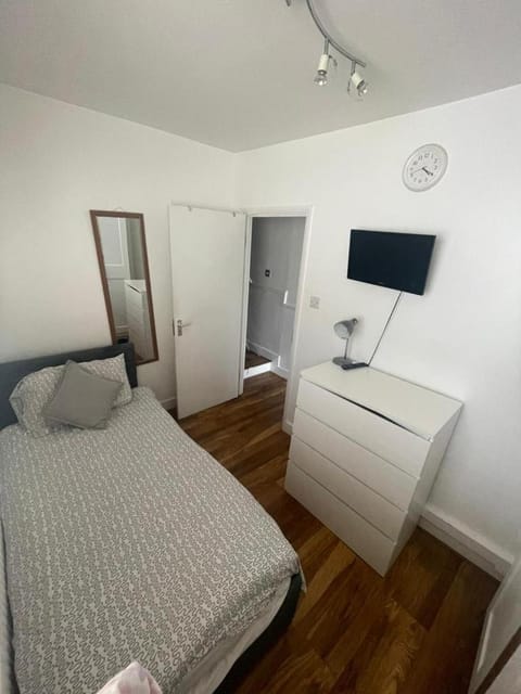 Bed, TV and multimedia, Photo of the whole room, Bedroom, wardrobe