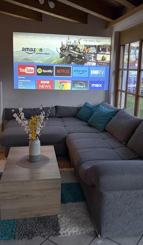 TV and multimedia, Living room, Seating area, Evening entertainment