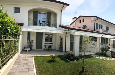 Property building, Patio, Garden, Balcony/Terrace, Garden view