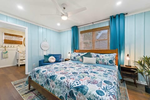 Sandy Feet Getaway Spacious Coastal Retreat 3 MIn Walk to Coast House in Gulfport