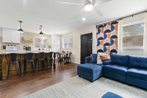 Sandy Feet Getaway Spacious Coastal Retreat 3 MIn Walk to Coast House in Gulfport