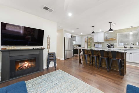 Sandy Feet Getaway Spacious Coastal Retreat 3 MIn Walk to Coast House in Gulfport