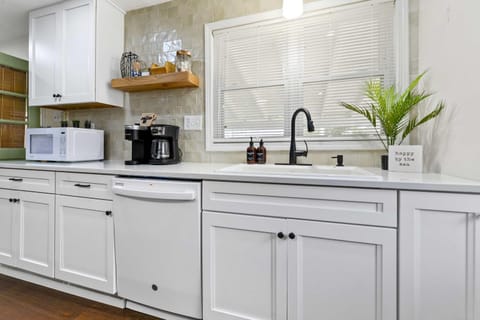 Sandy Feet Getaway Spacious Coastal Retreat 3 MIn Walk to Coast House in Gulfport