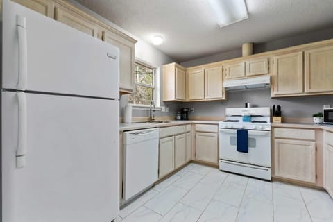 Ocean Breeze A Relaxing Coastal Getaway Near Top Attractions Apartment in Gulfport