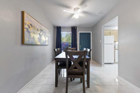 Ocean Breeze A Relaxing Coastal Getaway Near Top Attractions Apartment in Gulfport
