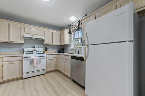 Sunset Getaway Spacious Retreat Near Beaches & Local Attractions Apartment in Gulfport