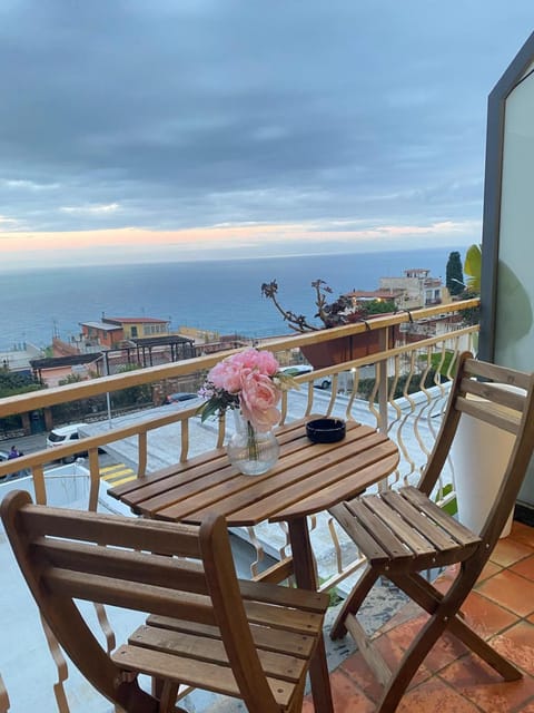 Day, Natural landscape, View (from property/room), Balcony/Terrace, Living room, Seating area, Dining area, Sea view