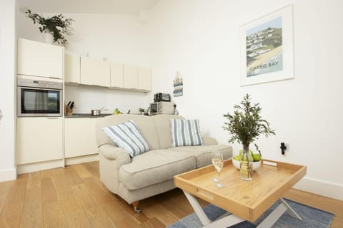 Property building, Kitchen or kitchenette, Living room, Seating area, stove