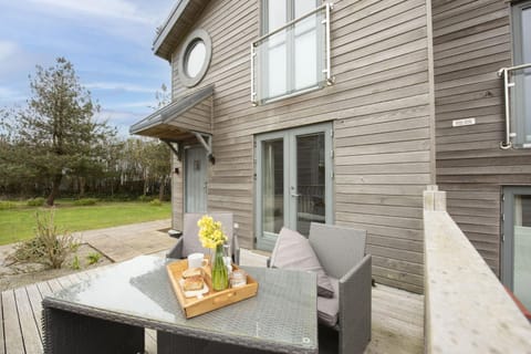 Property building, Patio, Balcony/Terrace, Seating area, Dining area, Garden view