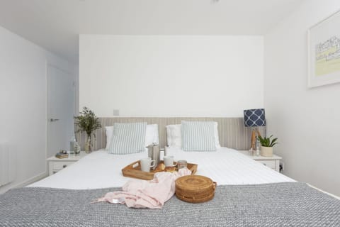 Property building, Bedroom, towels