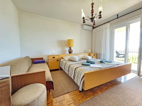 Bedroom, air conditioner