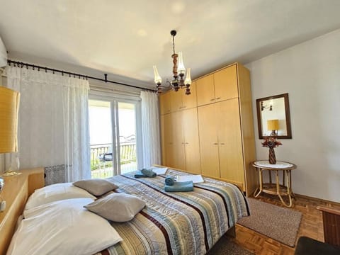 Bedroom, air conditioner