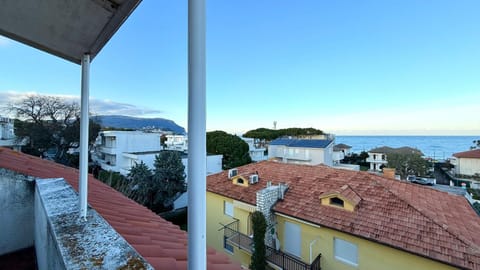 M416 Marcelli, mansarda vista mare a pochi passi dalla spiaggia Apartment in Marcelli