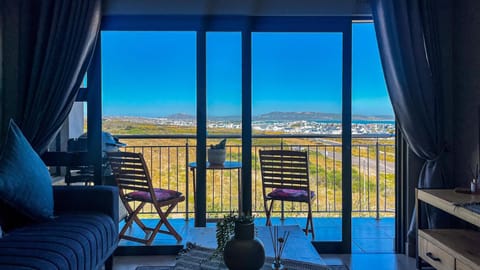 Natural landscape, View (from property/room), Balcony/Terrace, Living room, Seating area, Dining area, Mountain view, Sea view