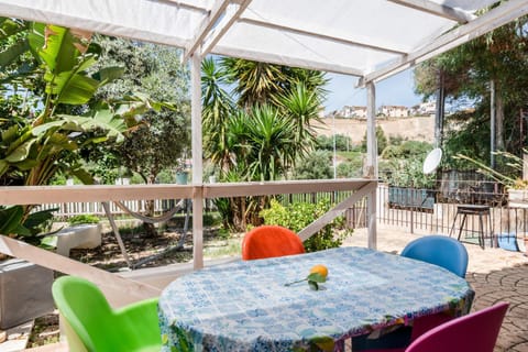 Property building, Balcony/Terrace, Living room