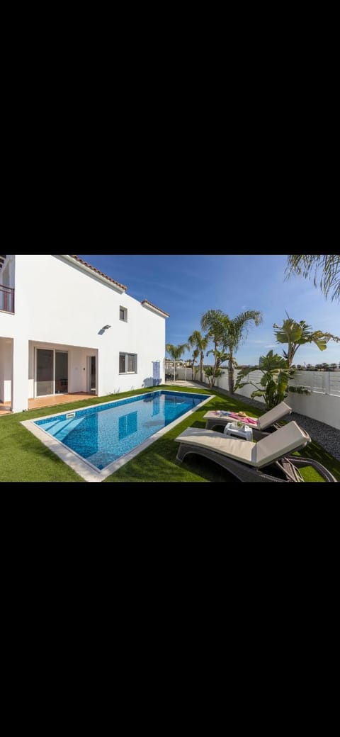 Property building, Day, Garden, Garden view, Pool view, Swimming pool, sunbed
