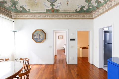 Kitchen or kitchenette, Living room, Seating area, Dining area, oven