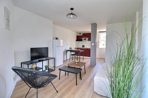 TV and multimedia, Kitchen or kitchenette, Living room, Seating area, Dining area