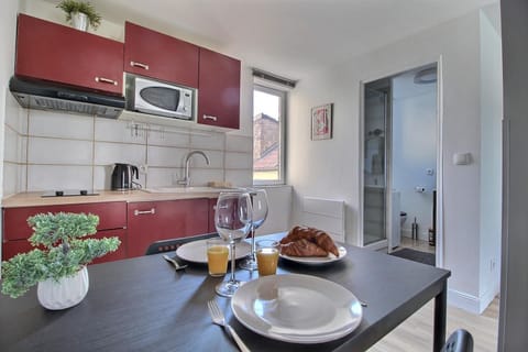 Kitchen or kitchenette, Dining area, stove